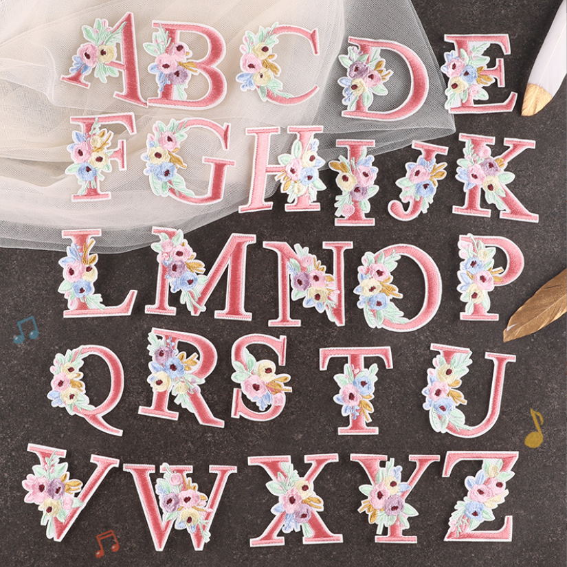 Sewing Id - 10 Stück rosa Blumen-Alphabet-gestickte Aufnäher zum