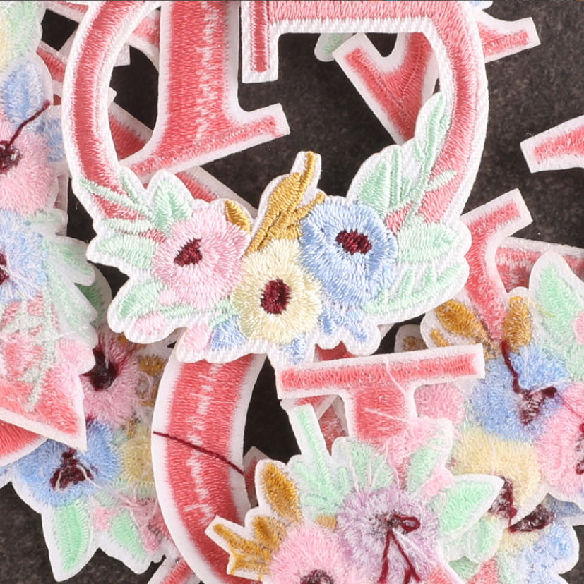 10 Stück rosa Blumen-Alphabet- – Sewing Id Bewertung und Preis